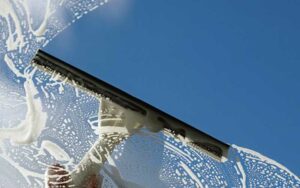 Préparer ses vitres pour l&rsquo;été et la brume de mer à Casablanca